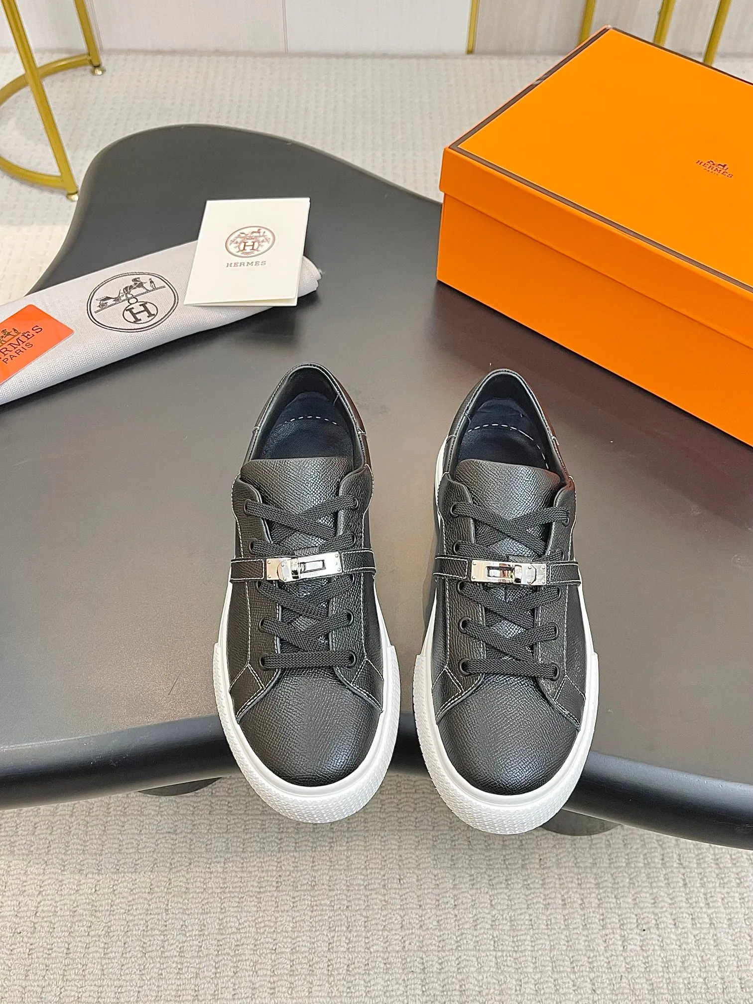 Men's Men's Shoes💰620❤️❤️❤️HERMES 2021 latest Kelly buckle white sneakers are online! The highest version on the market! Purchasing level quality! The H family rarely produces flat casual shoes, and they are styled with classic palladium-plated Kelly shoe buckles! Create a fashionable urban look that perfectly embodies the noble and elegant style of Hermès! Material selection: Fabric imported cowhide, lining + foot pads imported sheepskin, original molded TPU outsole, heavy gold molded kelly buckle full of texture Size: Female: 35-41 (41 is not returnable) Male: 39-45 (45 is not returnable)